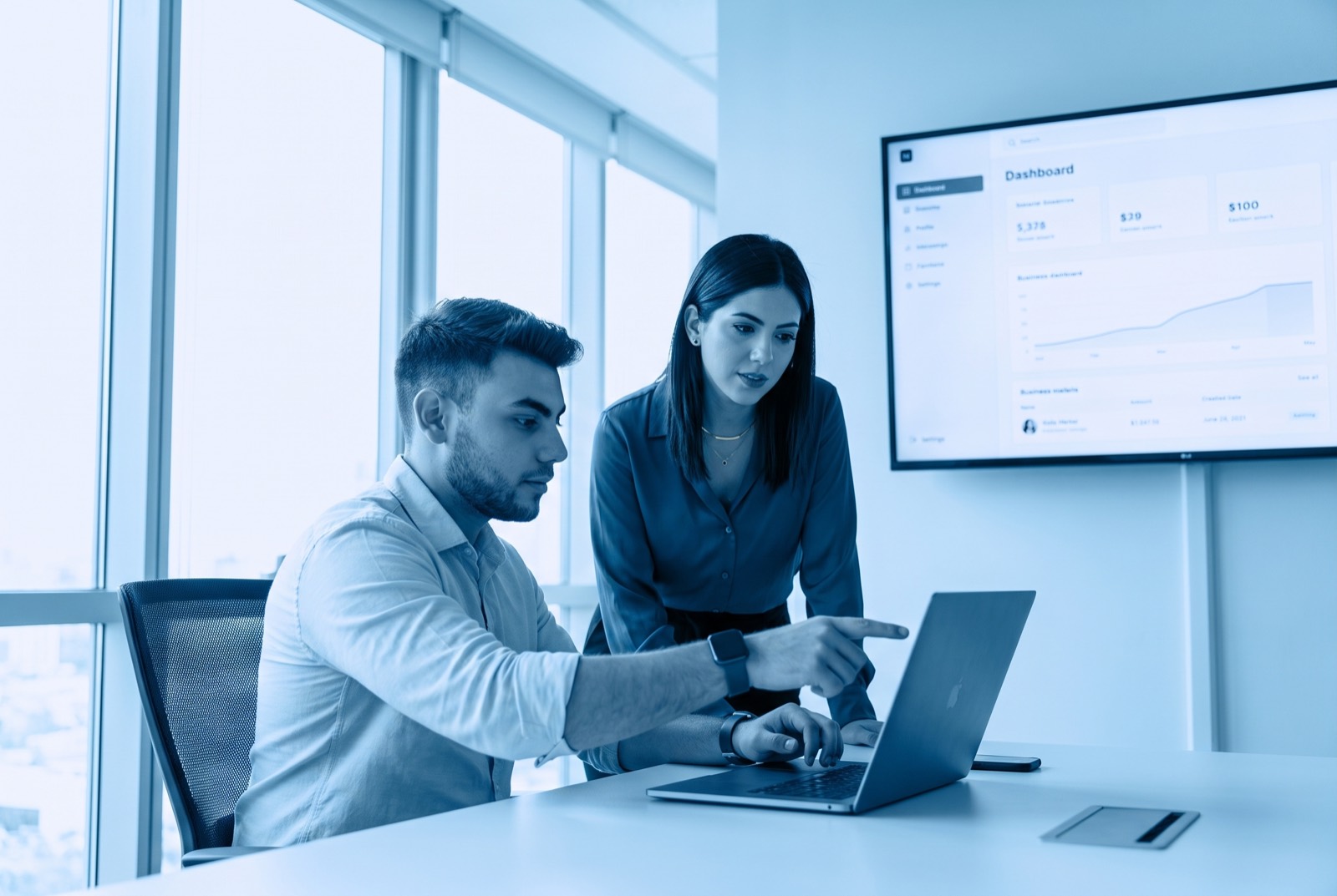 Equipo de NOVAIA revisando un dashboard de negocio en la oficina